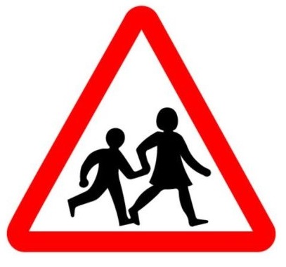 Biển cảnh báo nguy hiểm trẻ qua đường